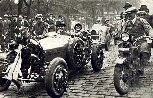 Junková (center) at the Targa Florio race in Sicily, c. 1928